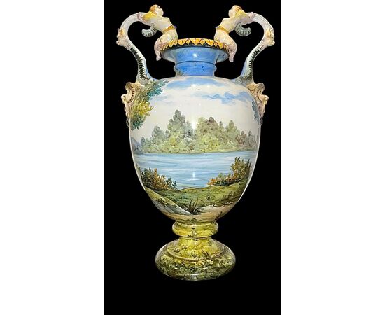 Coppia di vasi in maiolica decorati con putti in ambiente agreste.Ginori