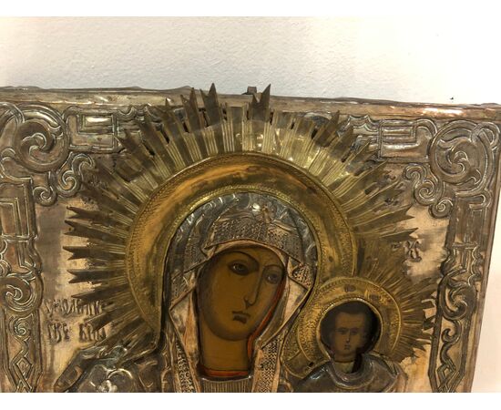 Icona raffigurante la Madonna con Bambino, Pittura su tavola, Riza in rame argentato sbalzato, XIX secolo