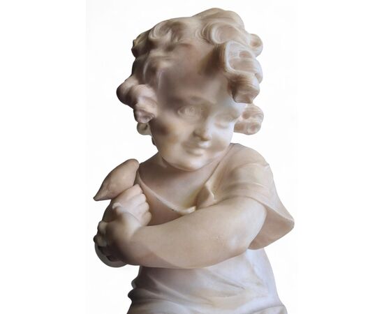 Scultura raffiurante Bambina con uccellino