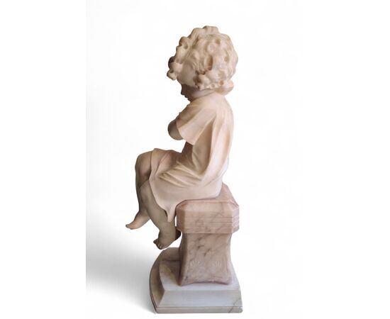 Scultura raffiurante Bambina con uccellino