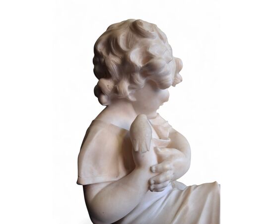 Scultura raffiurante Bambina con uccellino