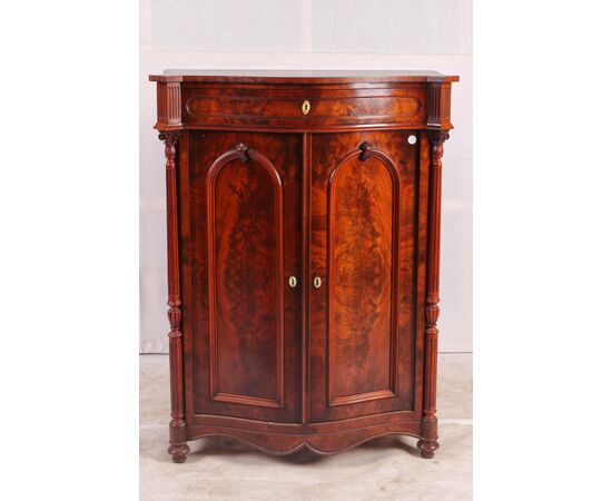 Credenza alta stile Biedermeier del 1800 in mogano e piuma di mogano