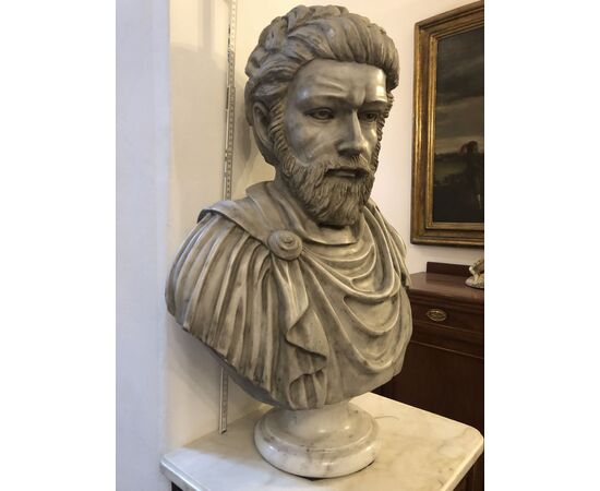 Grande Busto di un Imperatore Romano, Marmo