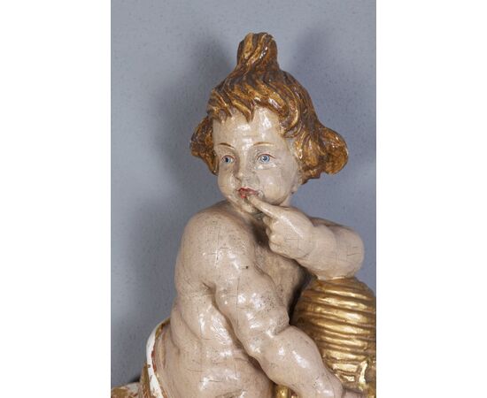 Scultura di legno "Putto degustando miele"