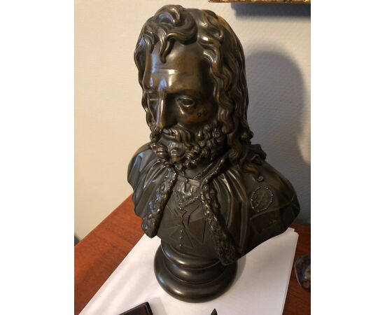 Busto di bronzo di un cavaliere con la croce di Malta