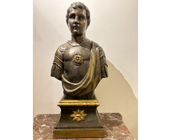 Busto di legno di un giovane Imperatore Romano