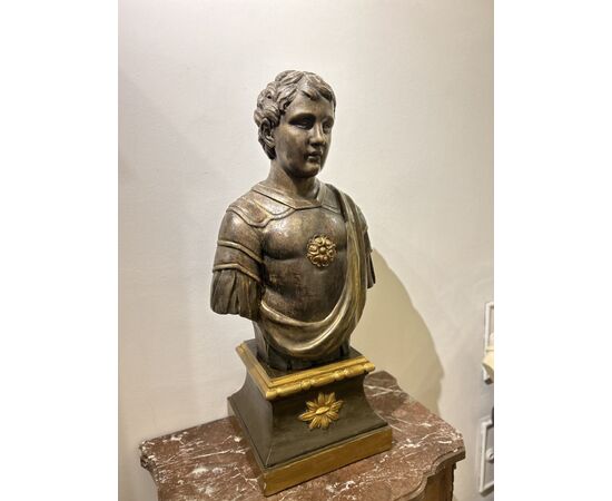 Busto di legno di un giovane Imperatore Romano