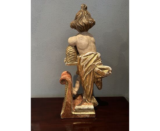 Scultura di legno "Putto degustando miele"