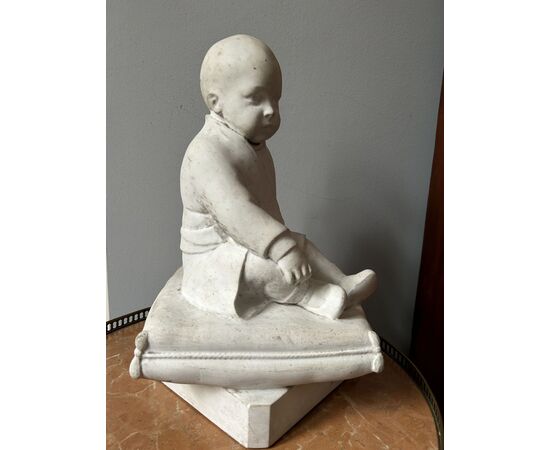 Scultura di un bambino in marmo bianco