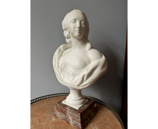 Busto di marmo bianco "Madame de Pompadour"