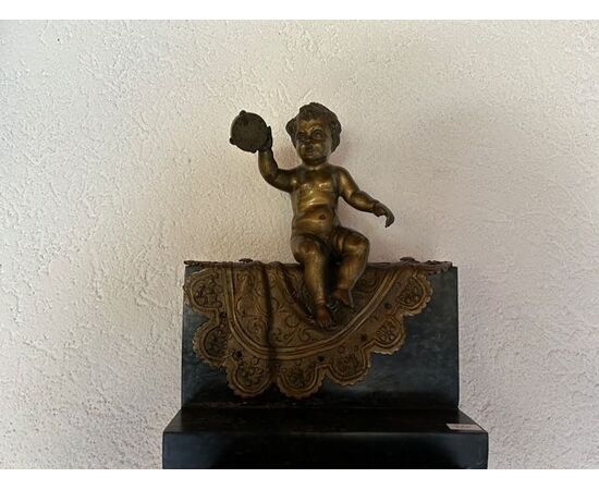 Putto seduto in bronzo dell'Ottocento