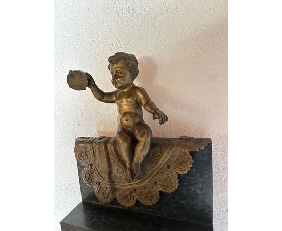 Putto seduto in bronzo dell'Ottocento