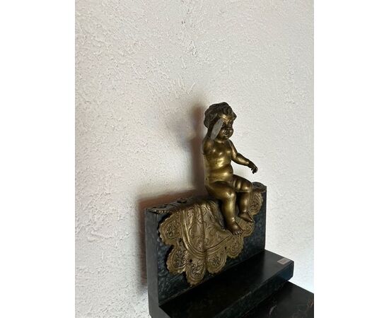 Putto seduto in bronzo dell'Ottocento