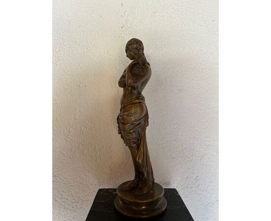 Scultura di una donna, bronzo