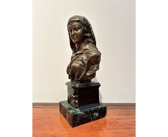 Donna orientale, bronzo, firmato "MOREAU"