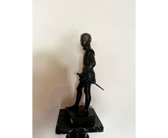 Scultura di un ragazzo giovane con spada, bronzo