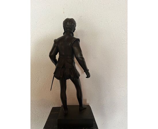 Scultura di un ragazzo giovane con spada, bronzo