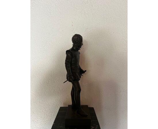 Scultura di un ragazzo giovane con spada, bronzo