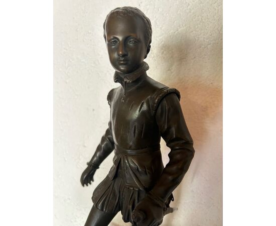 Scultura di un ragazzo giovane con spada, bronzo