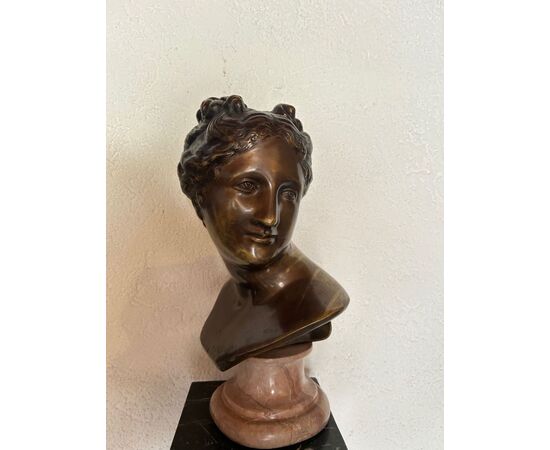 Busto di una donna giovane in bronzo