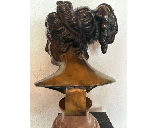 Busto di una donna giovane in bronzo