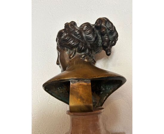 Busto di una donna giovane in bronzo