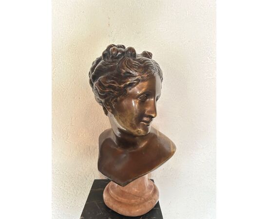 Busto di una donna giovane in bronzo