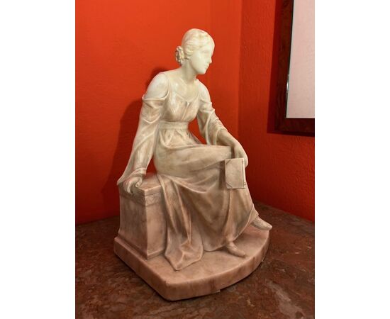 Scultura di una donna con libro dell'800