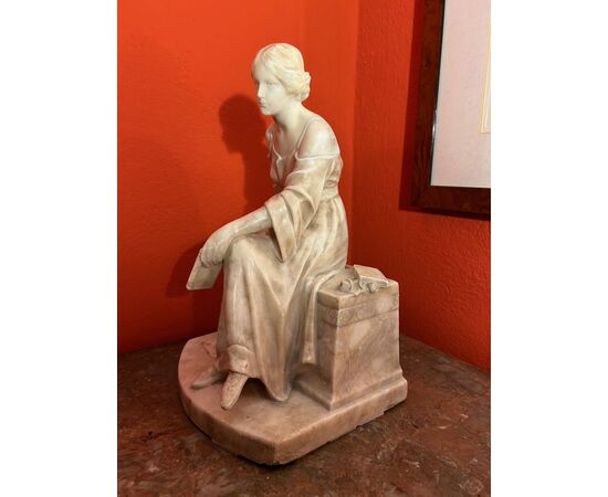 Scultura di una donna con libro dell'800