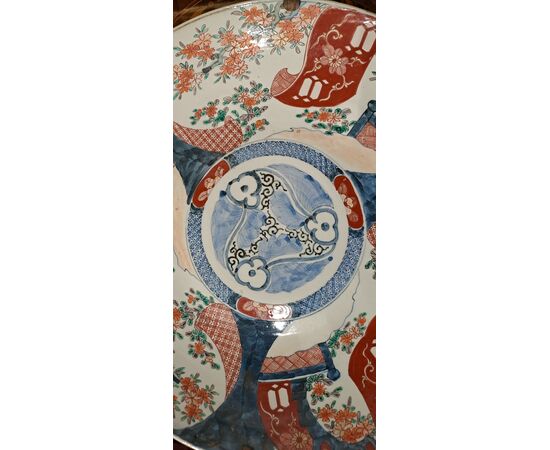 GRANDE PIATTO IN PORCELLANA - IMARI - EPOCA MEIJI (1868 - 1912)