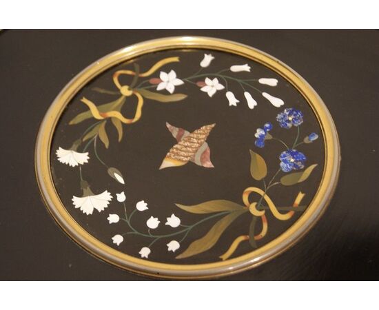 Tavolino francese del 1800 con intarsi in pietre dure e bronzi