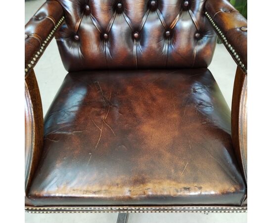 Poltrona chesterfield Director girevole vintage da scrivania in pelle marrone 