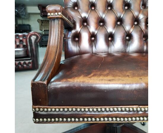 Poltrona chesterfield Director girevole vintage da scrivania in pelle marrone 