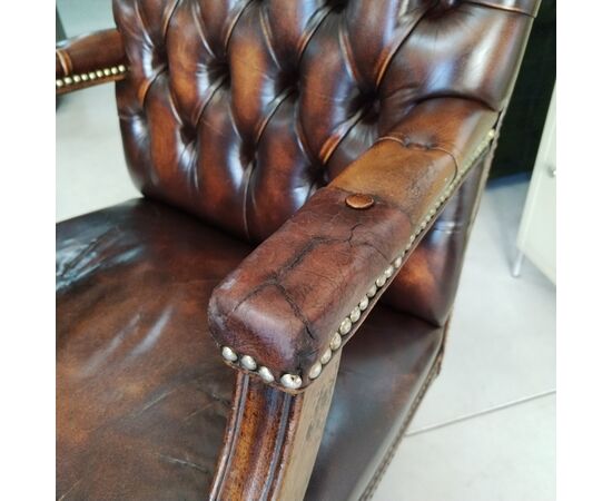 Poltrona chesterfield Director girevole vintage da scrivania in pelle marrone 