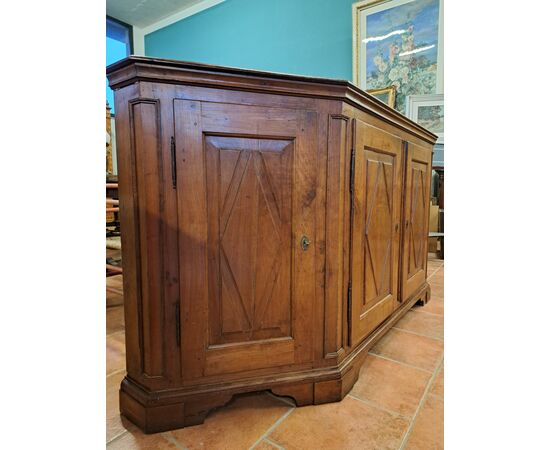 Credenza scantonata in ciliegio a 4 porte  del '700