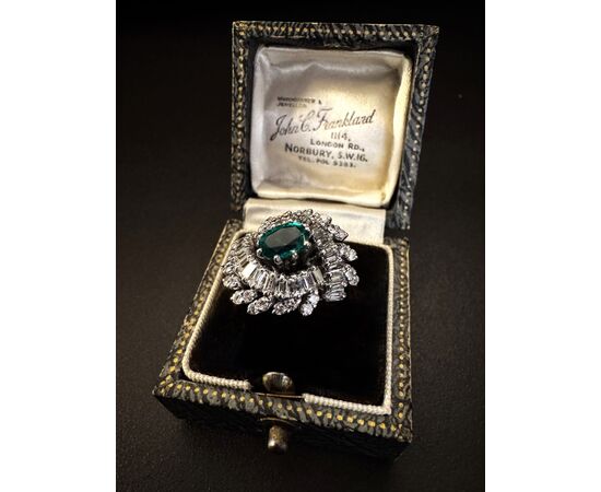 Anello  con  Diamanti  e  Smeraldo