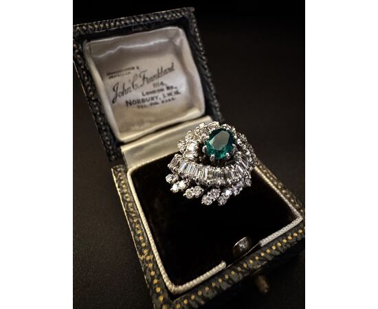 Anello  con  Diamanti  e  Smeraldo