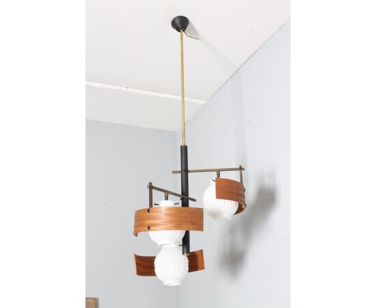 Lampadario svedese anni 50 tre luci in teak e vetro opalino.  Mis Altezza cm 100 diametro cm 40 