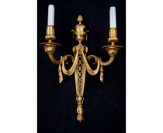 Coppia di applique antichi Napoleone III in bronzo dorato finemente cesellato. Francia XIX secolo.