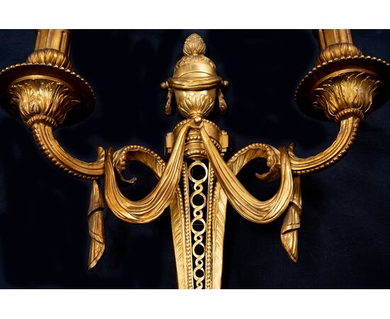 Coppia di applique antichi Napoleone III in bronzo dorato finemente cesellato. Francia XIX secolo.