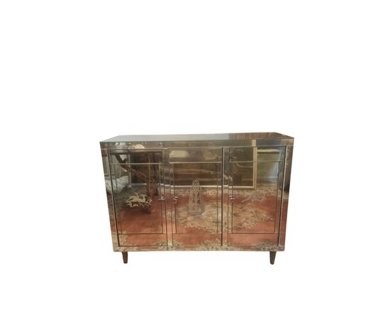 Bellissima credenza a tre sportelli,rivestita in specchi