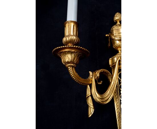 Coppia di applique antichi Napoleone III in bronzo dorato finemente cesellato. Francia XIX secolo.