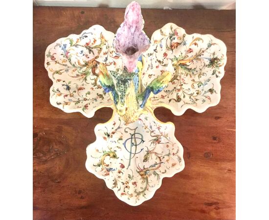 Centrotavola in maiolica trilobato decorato a raffaellesche e grottesche con presa a forma di drago.Manifattura Angelo Minghetti.Bologna