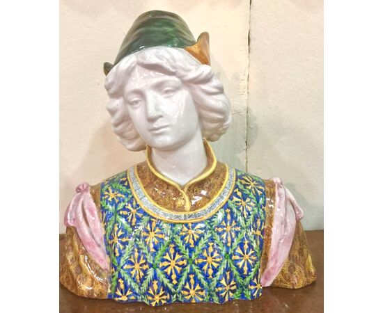 Busto in maiolica policroma con figura maschile rinascimentale.Manifattuta di Angelo Minghetti.Bologna.