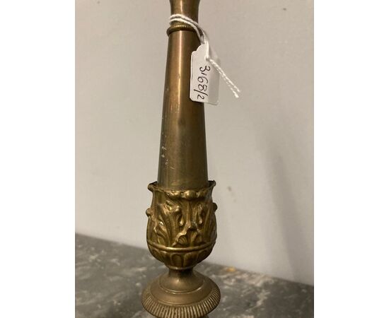 Antica coppia di candelabri in ottone sbalzato epoca XIX secolo . Altezza cm 34 cm 