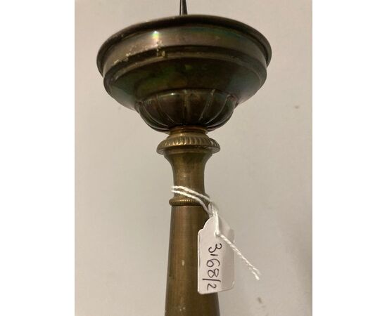 Antica coppia di candelabri in ottone sbalzato epoca XIX secolo . Altezza cm 34 cm 