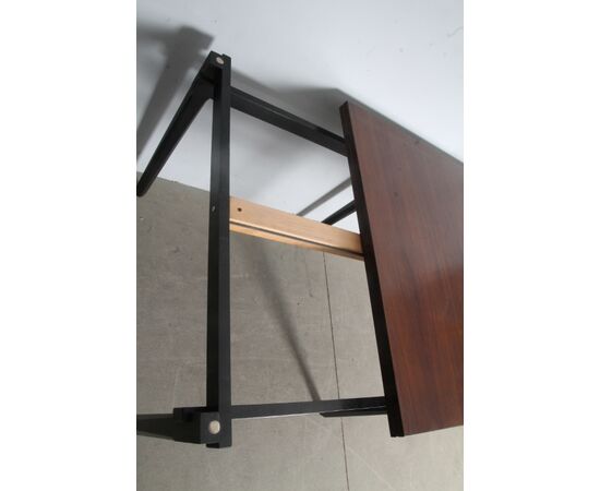 Tavolo allungabile di modernariato anni 60 in palissandro. Gambe laccate nero. Design. Restaurato  Mis 95 x95 allungabile a 190