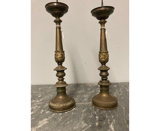 Antica coppia di candelabri in ottone sbalzato epoca XIX secolo . Altezza cm 34 cm 