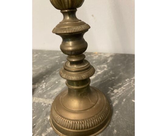 Antica coppia di candelabri in ottone sbalzato epoca XIX secolo . Altezza cm 34 cm 