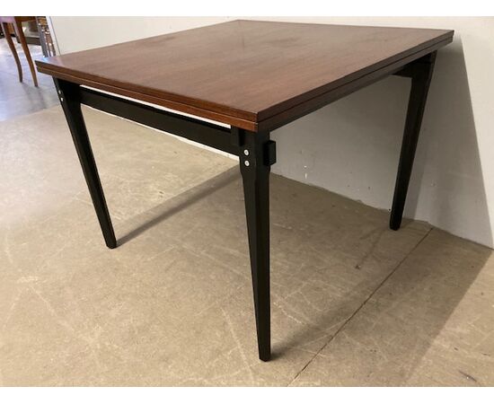 Tavolo allungabile di modernariato anni 60 in palissandro. Gambe laccate nero. Design. Restaurato  Mis 95 x95 allungabile a 190